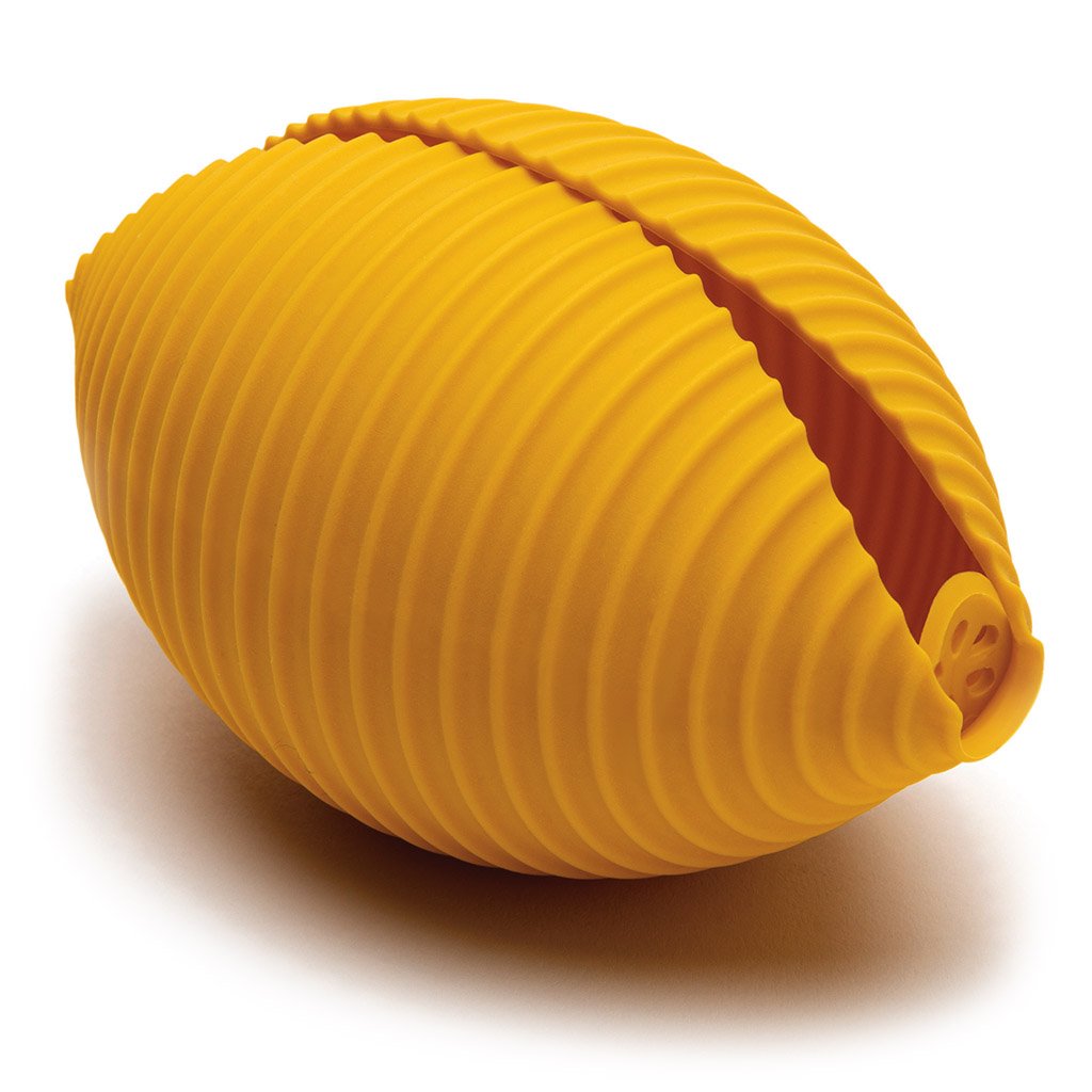 Kitchen gadget shaped like conchiglie squeezing lemon juice